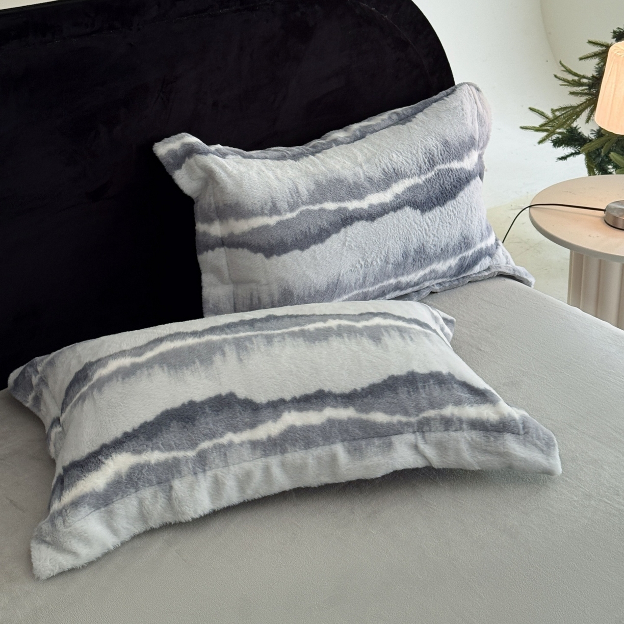 91家纺网 家纺一手货源 找家纺 7V 2025新款A类兔毛绒印花床单四件套夹棉床盖床笠四件套全工艺牛奶绒    远峰翠影