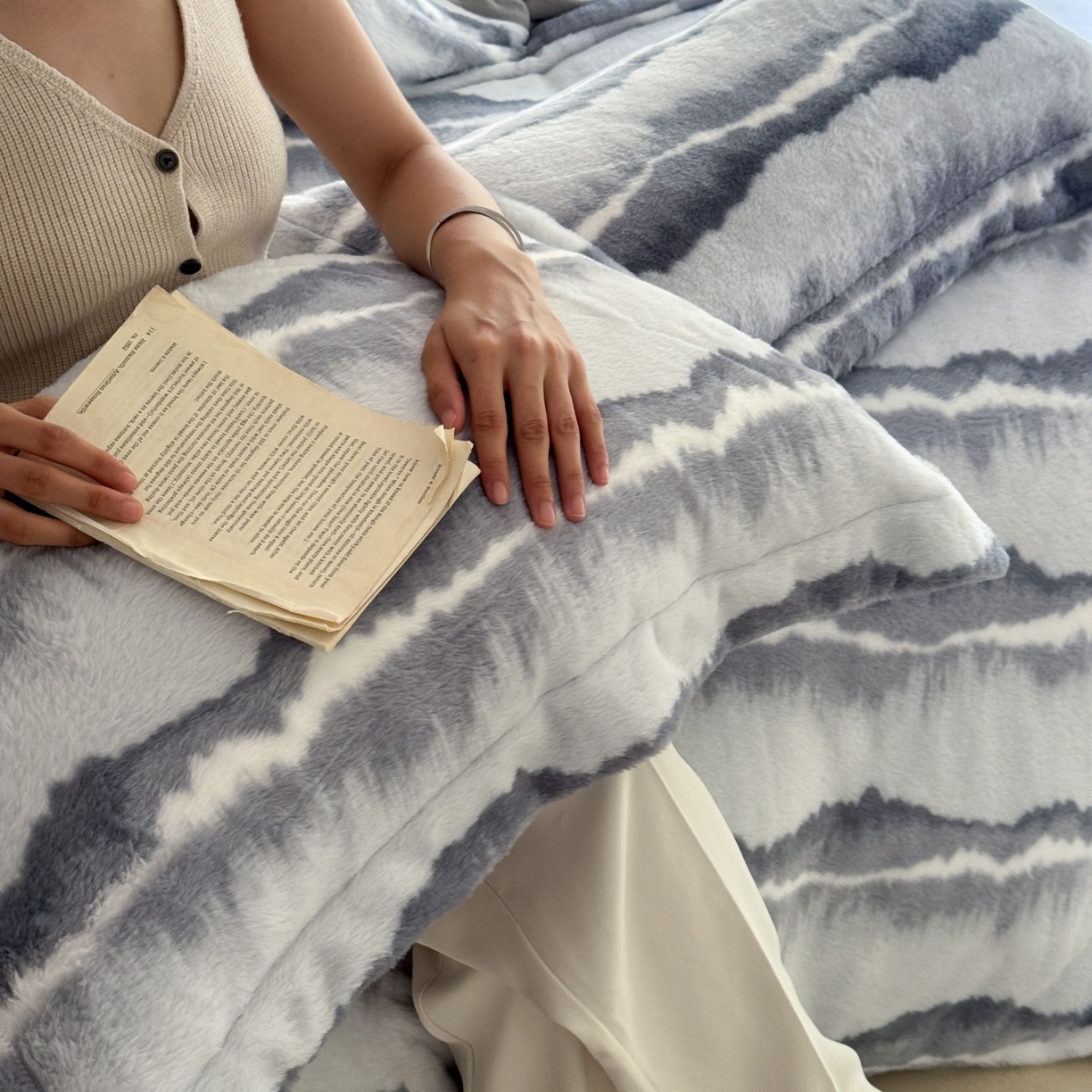 91家纺网 家纺一手货源 找家纺 7V 2025新款A类兔毛绒印花床单四件套夹棉床盖床笠四件套全工艺牛奶绒    远峰翠影