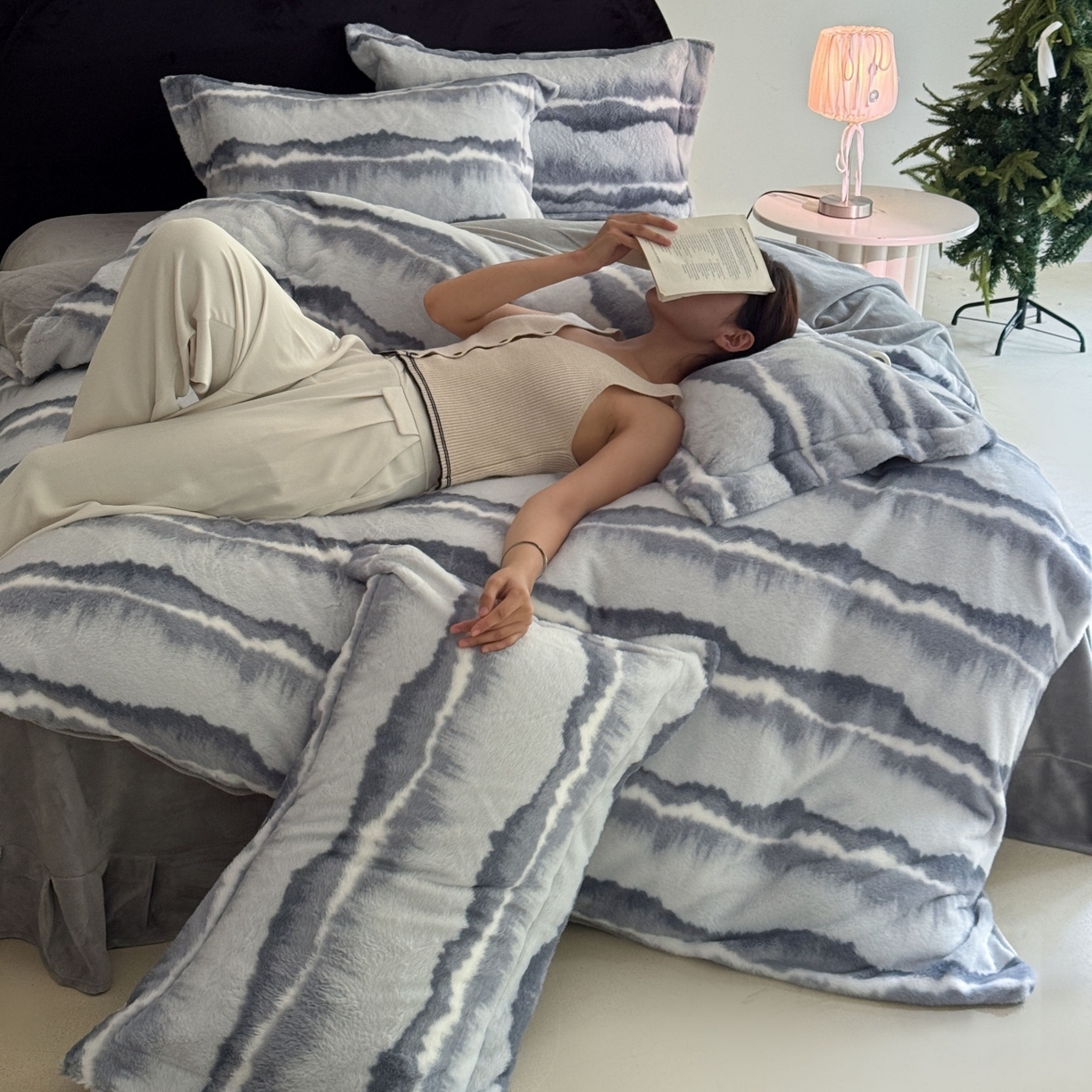 91家纺网 家纺一手货源 找家纺 7V 2025新款A类兔毛绒印花床单四件套夹棉床盖床笠四件套全工艺牛奶绒    远峰翠影