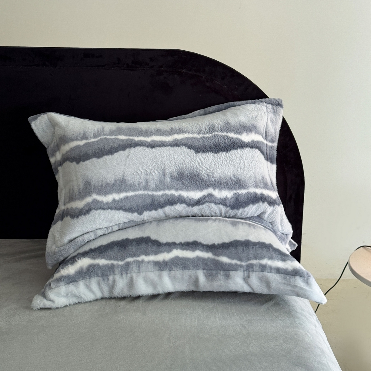 91家纺网 家纺一手货源 找家纺 7V 2025新款A类兔毛绒印花床单四件套夹棉床盖床笠四件套全工艺牛奶绒    远峰翠影