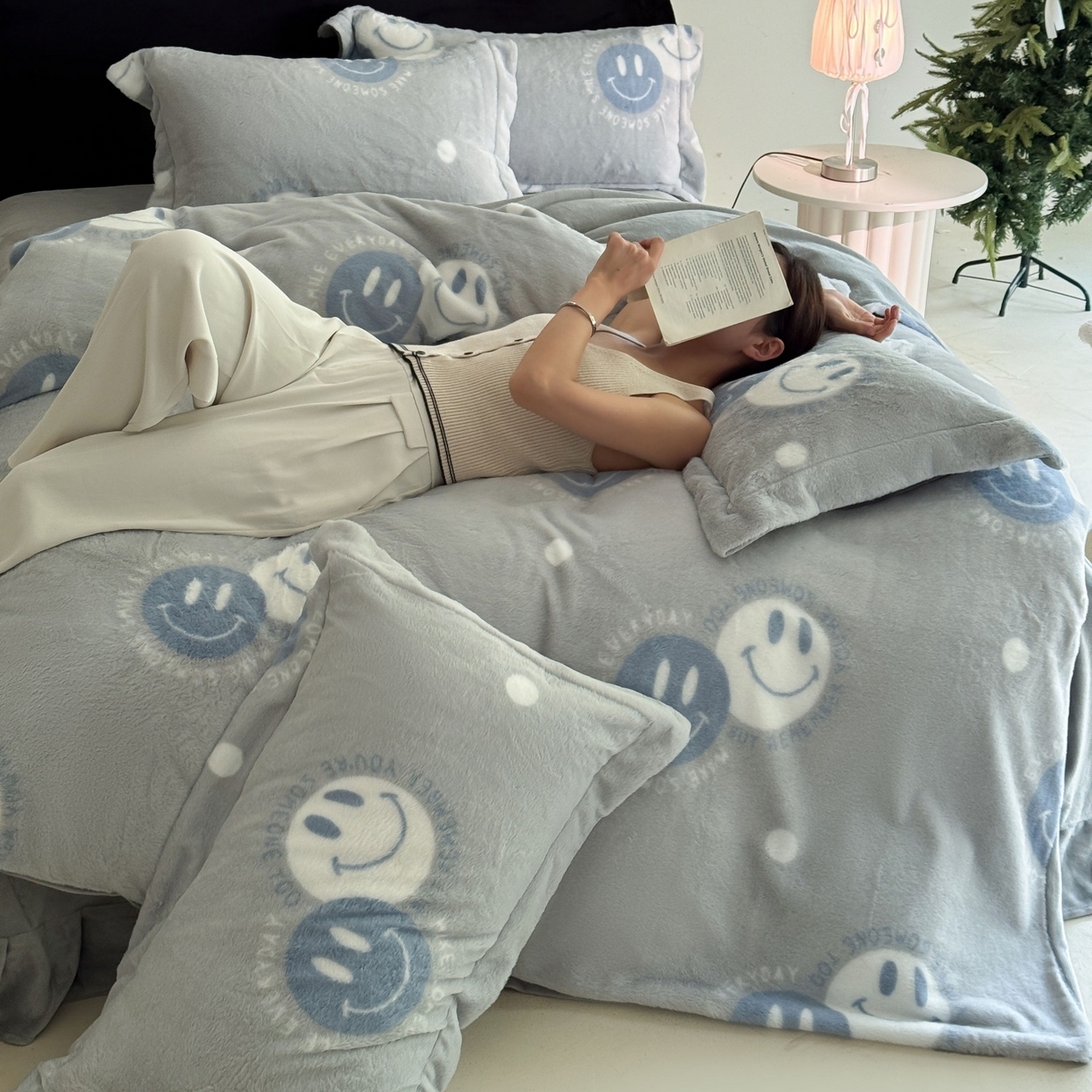 91家纺网 家纺一手货源 找家纺 7V 2025新款A类兔毛绒印花床单四件套夹棉床盖床笠四件套全工艺牛奶绒    快乐组合