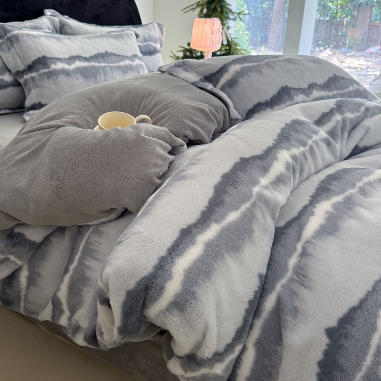 91家纺网 家纺一手货源 找家纺 7V 2025新款A类兔毛绒印花床单四件套夹棉床盖床笠四件套全工艺牛奶绒    远峰翠影