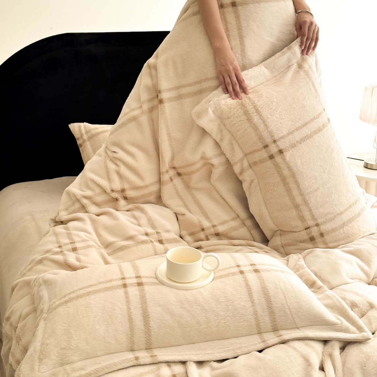 91家纺网 家纺一手货源 找家纺 7V 2025新款A类兔毛绒印花床单四件套夹棉床盖床笠四件套全工艺牛奶绒    线条格