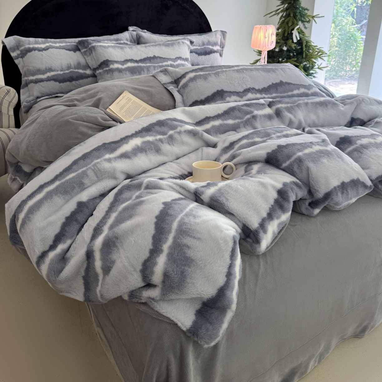 91家纺网 家纺一手货源 找家纺 7V 2025新款A类兔毛绒印花床单四件套夹棉床盖床笠四件套全工艺牛奶绒    远峰翠影