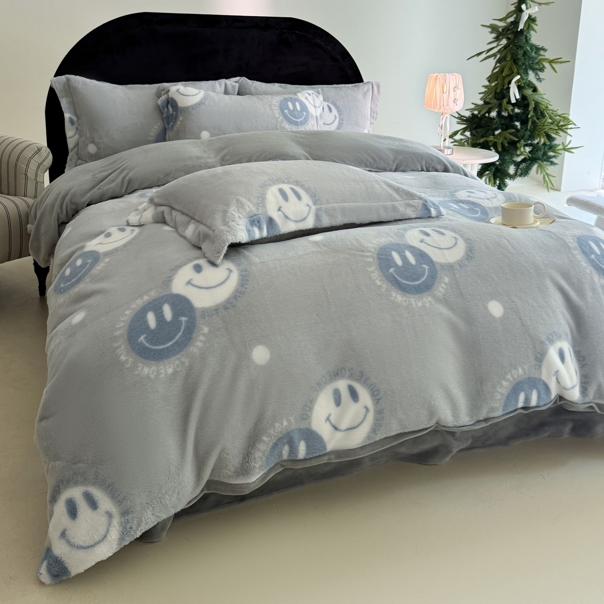 91家纺网 家纺一手货源 找家纺 7V 2025新款A类兔毛绒印花床单四件套夹棉床盖床笠四件套全工艺牛奶绒    快乐组合