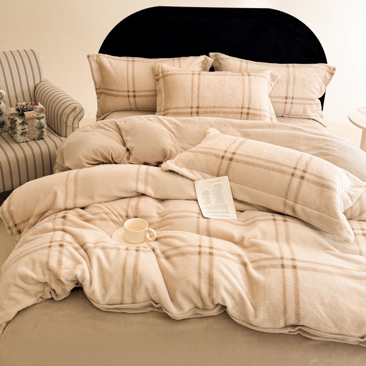 91家纺网 家纺一手货源 找家纺 7V 2025新款A类兔毛绒印花床单四件套夹棉床盖床笠四件套全工艺牛奶绒    线条格