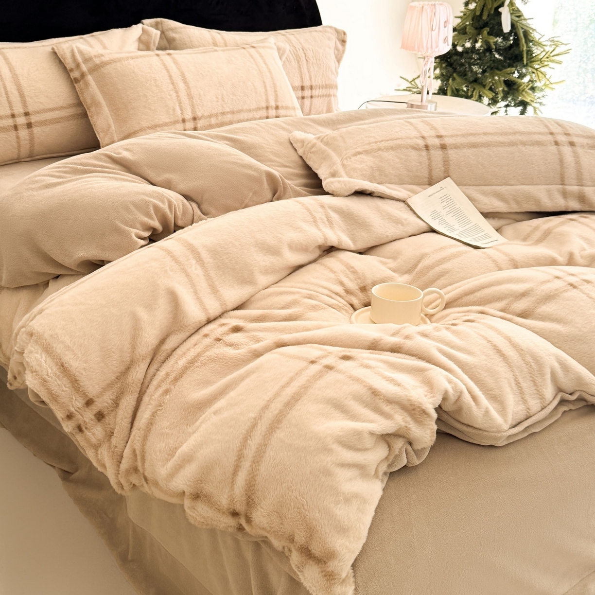 91家纺网 家纺一手货源 找家纺 7V 2025新款A类兔毛绒印花床单四件套夹棉床盖床笠四件套全工艺牛奶绒    线条格