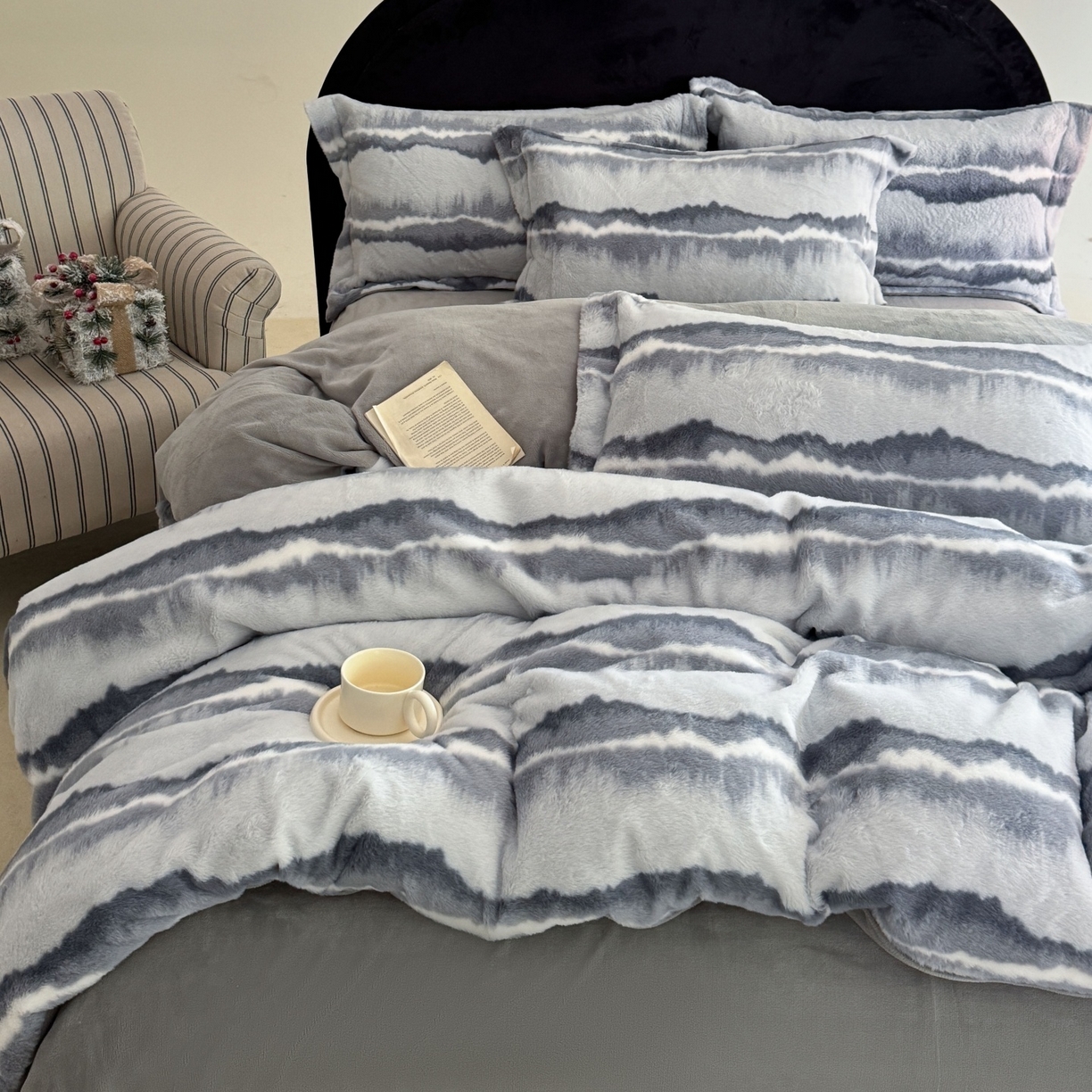 91家纺网 家纺一手货源 找家纺 7V 2025新款A类兔毛绒印花床单四件套夹棉床盖床笠四件套全工艺牛奶绒    远峰翠影