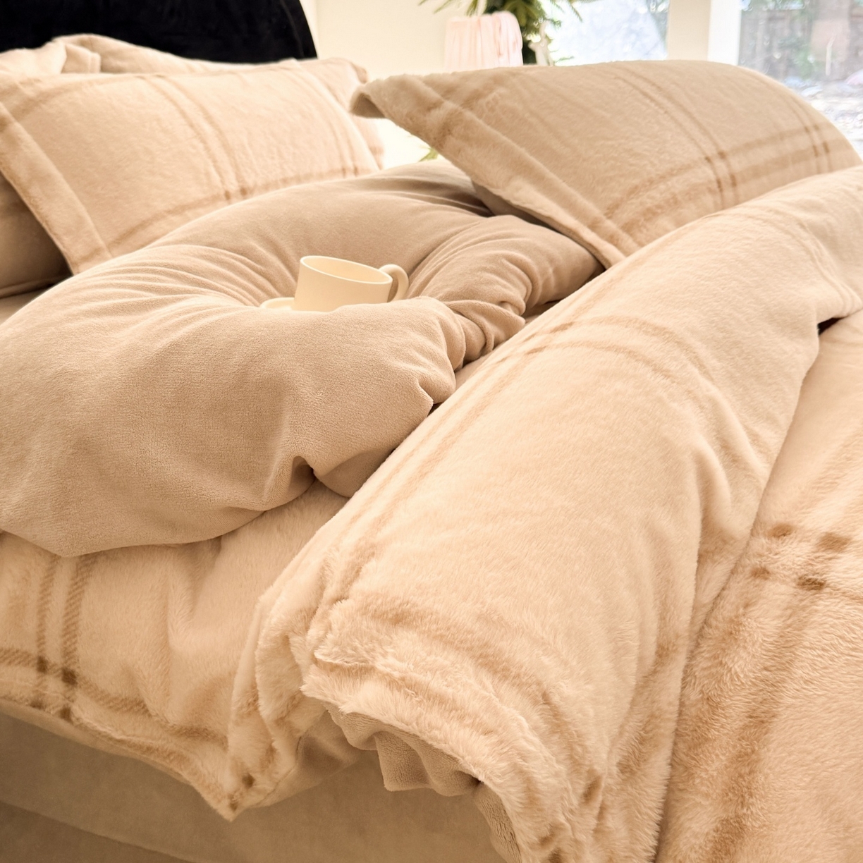 91家纺网 家纺一手货源 找家纺 7V 2025新款A类兔毛绒印花床单四件套夹棉床盖床笠四件套全工艺牛奶绒    线条格