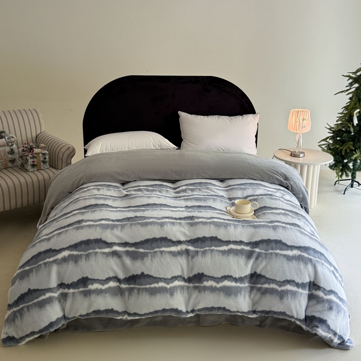 91家纺网 家纺一手货源 找家纺 7V 2025新款A类兔毛绒印花床单四件套夹棉床盖床笠四件套全工艺牛奶绒    远峰翠影