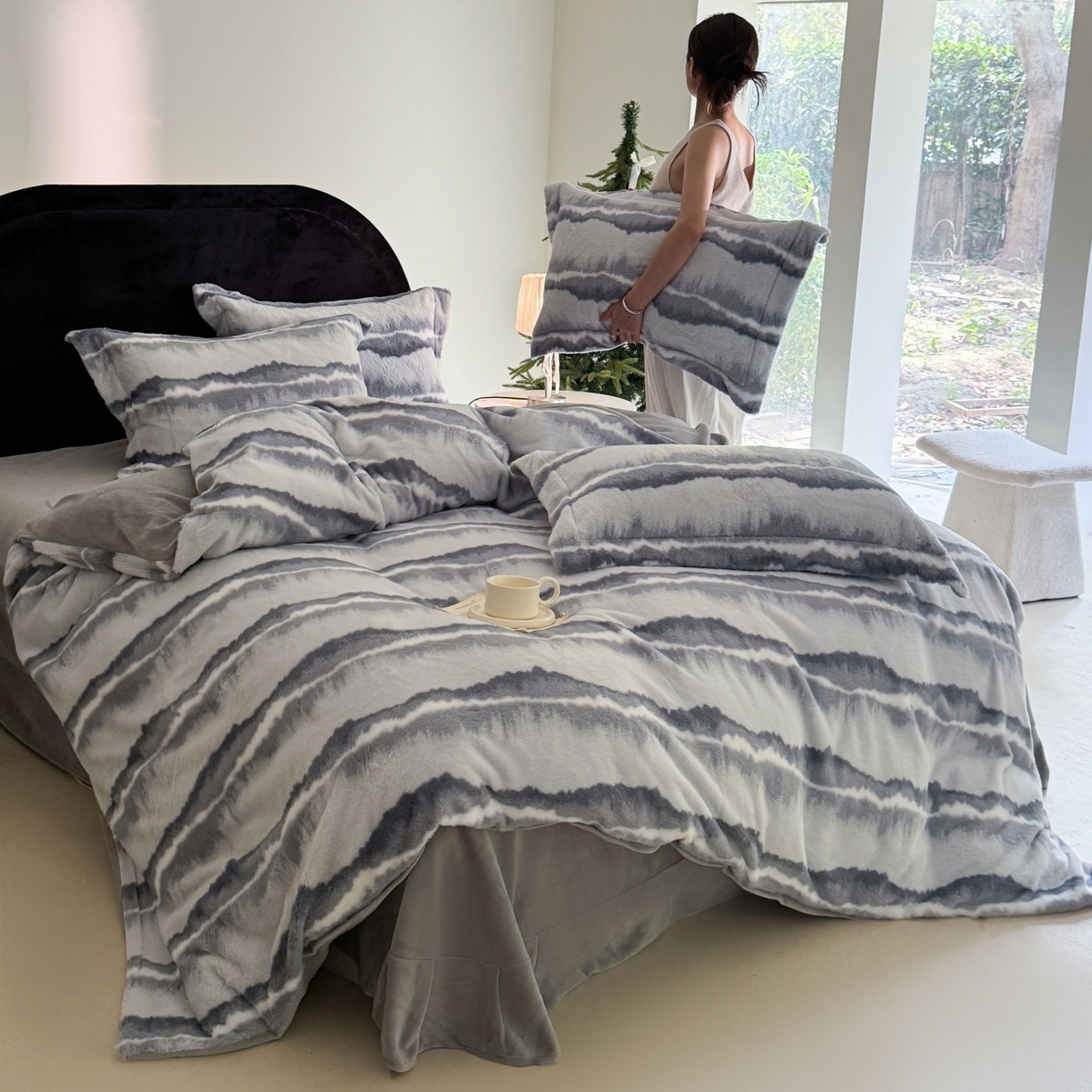 91家纺网 家纺一手货源 找家纺 7V 2025新款A类兔毛绒印花床单四件套夹棉床盖床笠四件套全工艺牛奶绒    远峰翠影