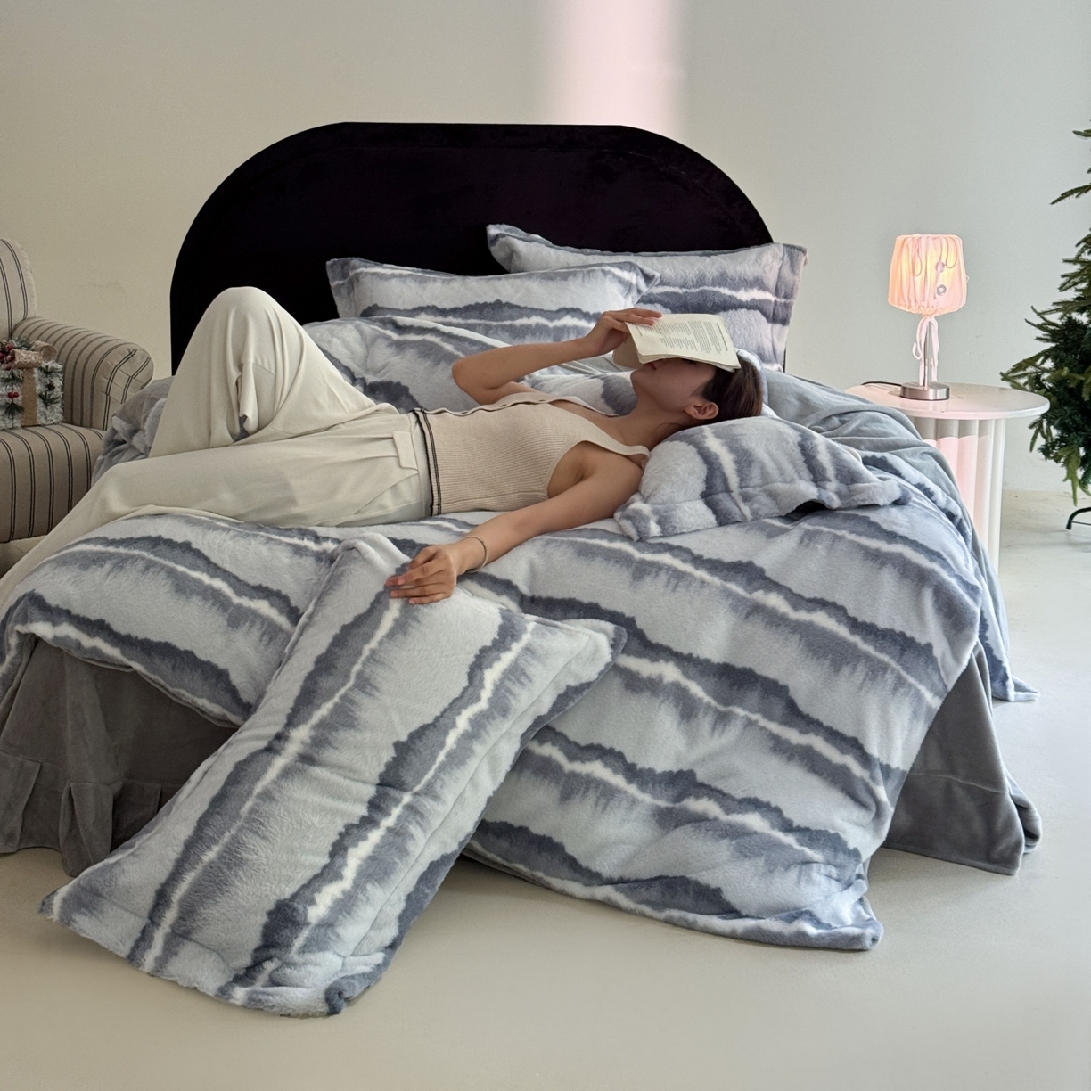 91家纺网 家纺一手货源 找家纺 7V 2025新款A类兔毛绒印花床单四件套夹棉床盖床笠四件套全工艺牛奶绒    远峰翠影