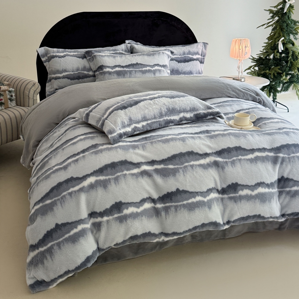 91家纺网 家纺一手货源 找家纺 7V 2025新款A类兔毛绒印花床单四件套夹棉床盖床笠四件套全工艺牛奶绒    远峰翠影