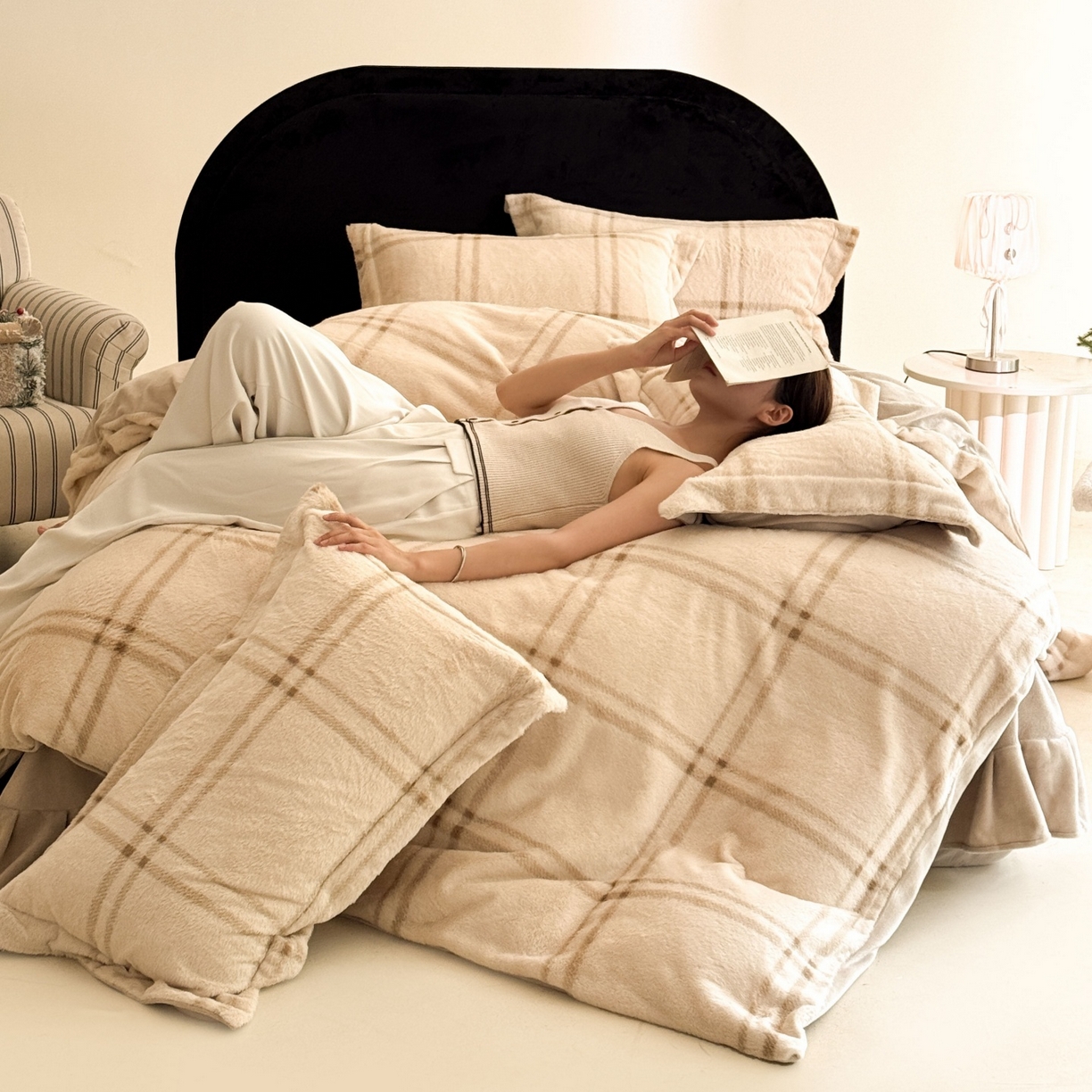 91家纺网 家纺一手货源 找家纺 7V 2025新款A类兔毛绒印花床单四件套夹棉床盖床笠四件套全工艺牛奶绒    线条格