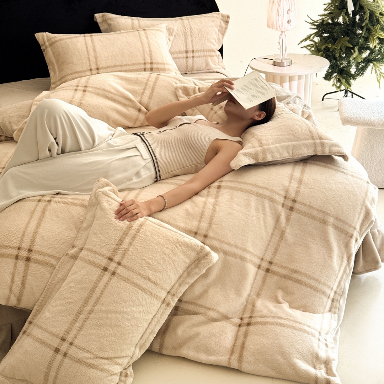 91家纺网 家纺一手货源 找家纺 7V 2025新款A类兔毛绒印花床单四件套夹棉床盖床笠四件套全工艺牛奶绒    线条格