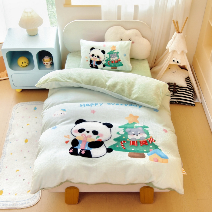 91家纺网 家纺一手货源 找家纺 鱼宝 2025新款大版牛奶绒三件套六件套多件套-彩绘系列 熊猫圆圆