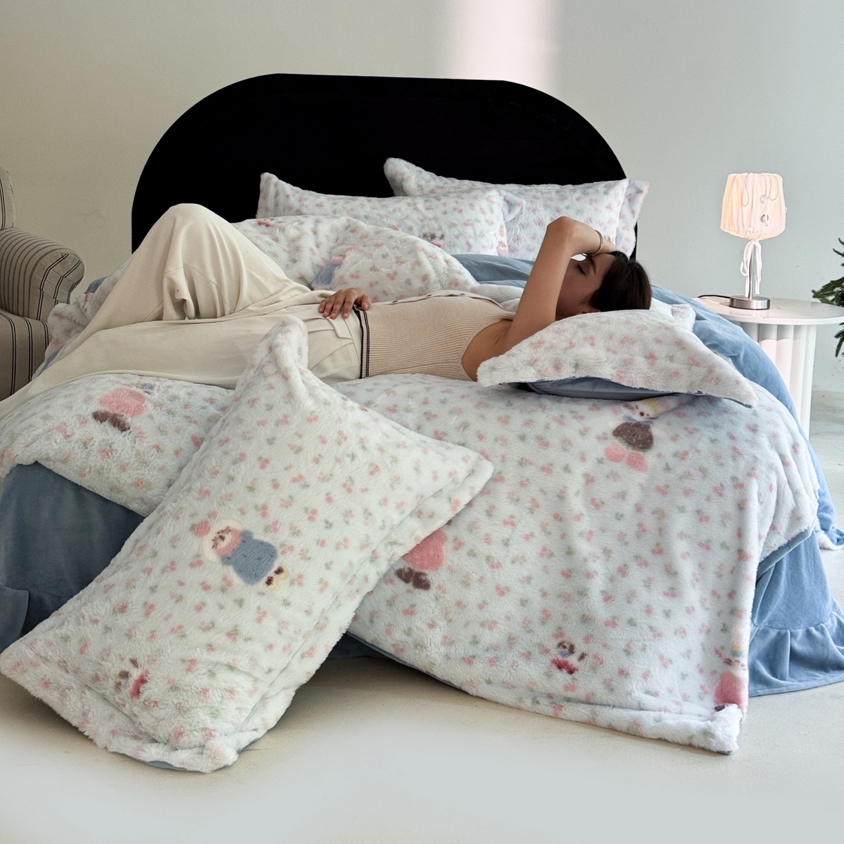 91家纺网 家纺一手货源 找家纺 7V 2025新款A类兔毛绒印花床单四件套夹棉床盖床笠四件套全工艺牛奶绒    绒毛兔偶