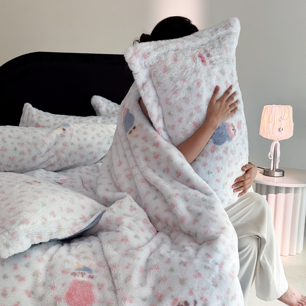 91家纺网 家纺一手货源 找家纺 7V 2025新款A类兔毛绒印花床单四件套夹棉床盖床笠四件套全工艺牛奶绒    绒毛兔偶