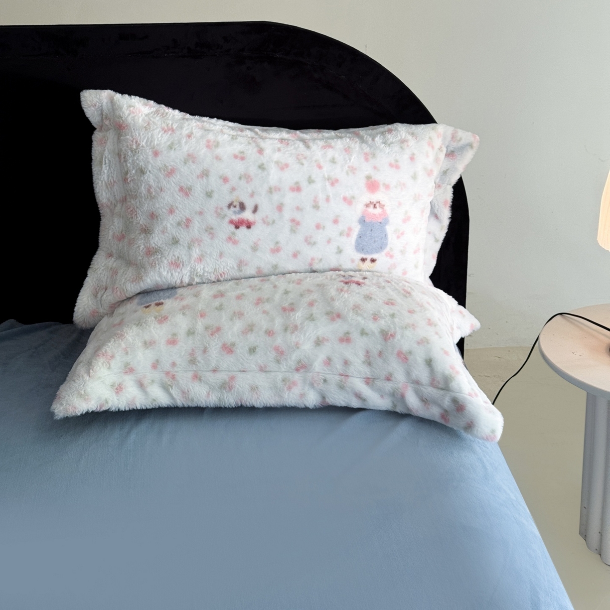 91家纺网 家纺一手货源 找家纺 7V 2025新款A类兔毛绒印花床单四件套夹棉床盖床笠四件套全工艺牛奶绒    绒毛兔偶