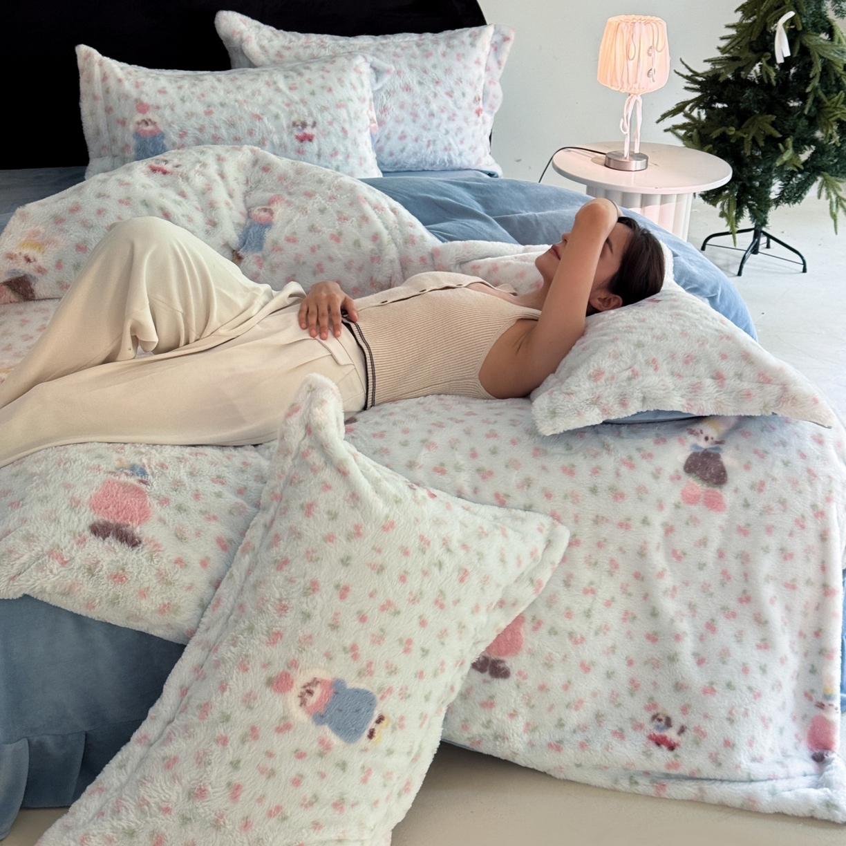 91家纺网 家纺一手货源 找家纺 7V 2025新款A类兔毛绒印花床单四件套夹棉床盖床笠四件套全工艺牛奶绒    绒毛兔偶