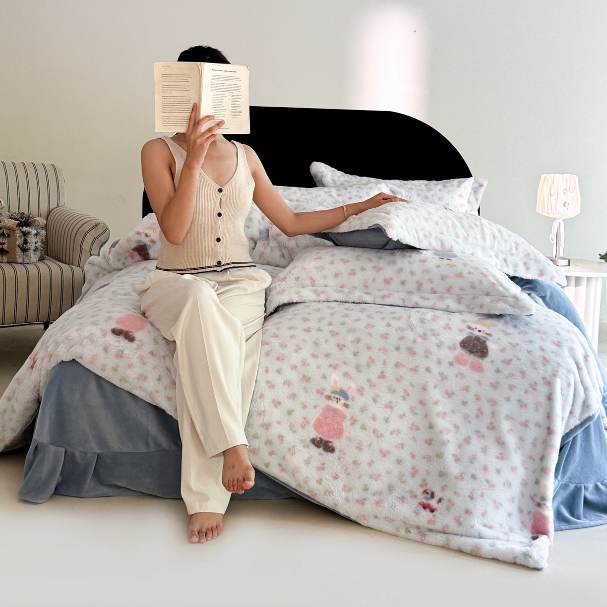 91家纺网 家纺一手货源 找家纺 7V 2025新款A类兔毛绒印花床单四件套夹棉床盖床笠四件套全工艺牛奶绒    绒毛兔偶