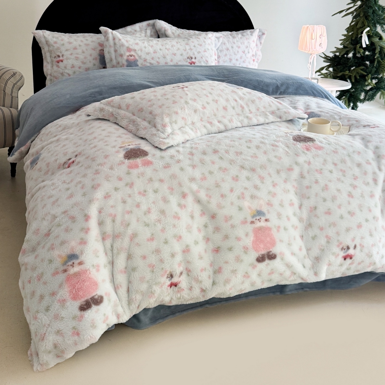 91家纺网 家纺一手货源 找家纺 7V 2025新款A类兔毛绒印花床单四件套夹棉床盖床笠四件套全工艺牛奶绒    绒毛兔偶