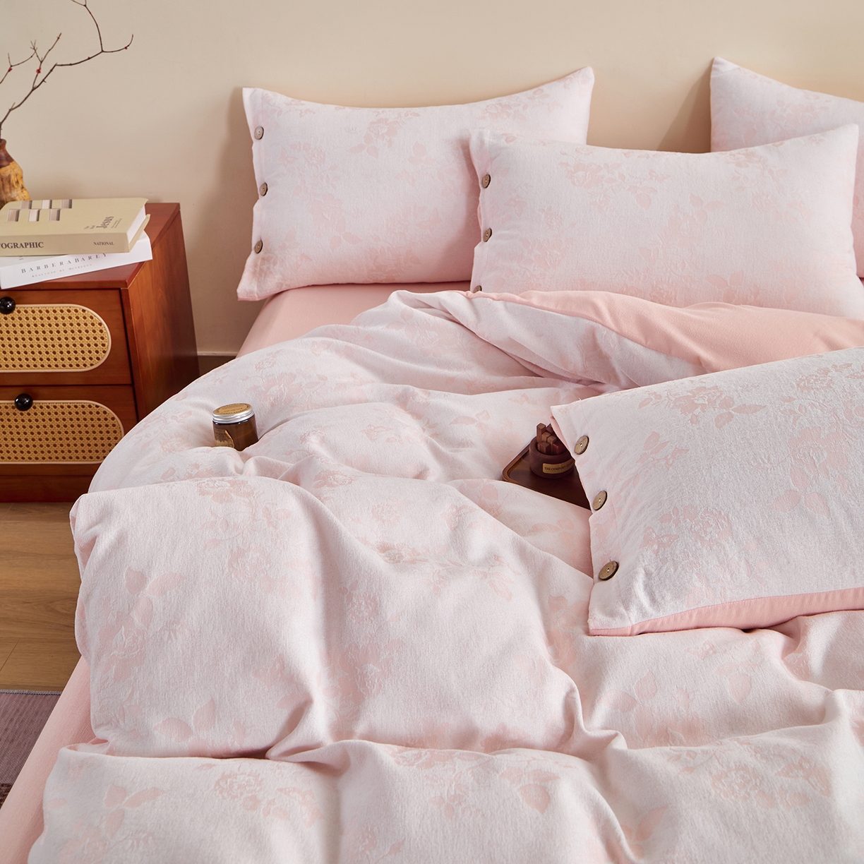 91家纺网 家纺一手货源 找家纺 润肤居 2025新款雪尼尔棉绒大提花四件套 玫瑰森林-淡绯