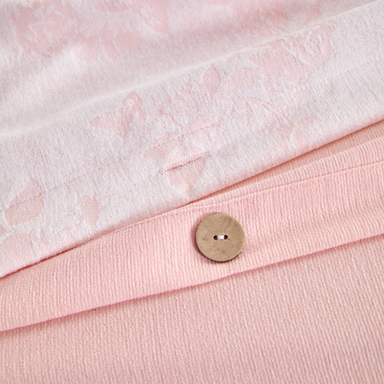 91家纺网 家纺一手货源 找家纺 润肤居 2025新款雪尼尔棉绒大提花四件套 玫瑰森林-淡绯