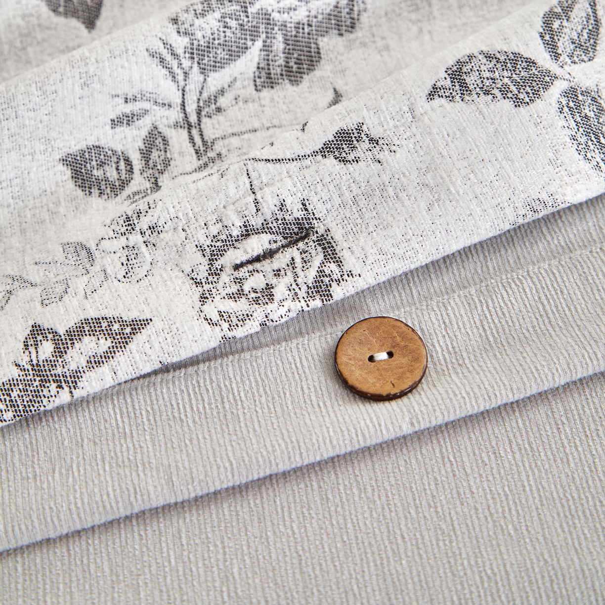 91家纺网 家纺一手货源 找家纺 润肤居 2025新款雪尼尔棉绒大提花四件套 玫瑰森林-魅影黑