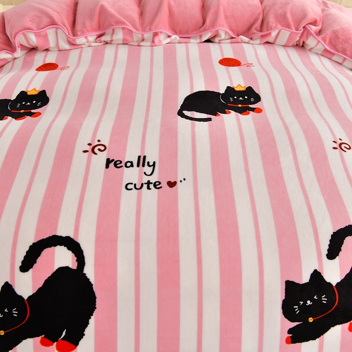 91家纺网 家纺一手货源 找家纺 绘萱2025新品爆款8斤包边印花牛奶绒四件套床裙款法莱绒金貂貂狐 顽皮猫