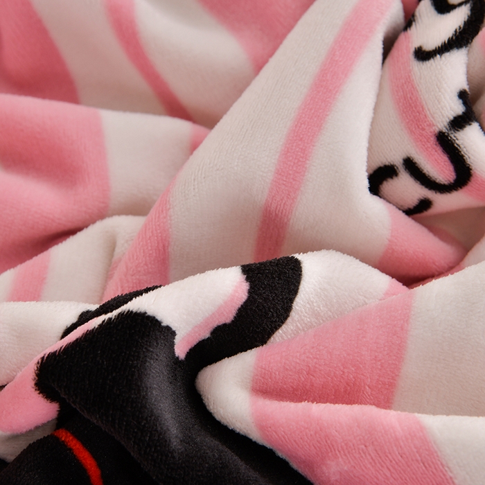 91家纺网 家纺一手货源 找家纺 绘萱2025新品爆款8斤包边印花牛奶绒四件套床裙款法莱绒金貂貂狐 顽皮猫