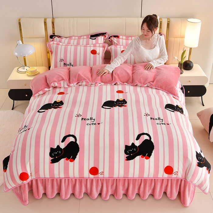 91家纺网 家纺一手货源 找家纺 绘萱2025新品爆款8斤包边印花牛奶绒四件套床裙款法莱绒金貂貂狐 顽皮猫