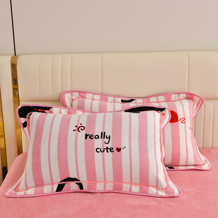 91家纺网 家纺一手货源 找家纺 绘萱2025新品爆款8斤包边印花牛奶绒四件套床裙款法莱绒金貂貂狐 顽皮猫