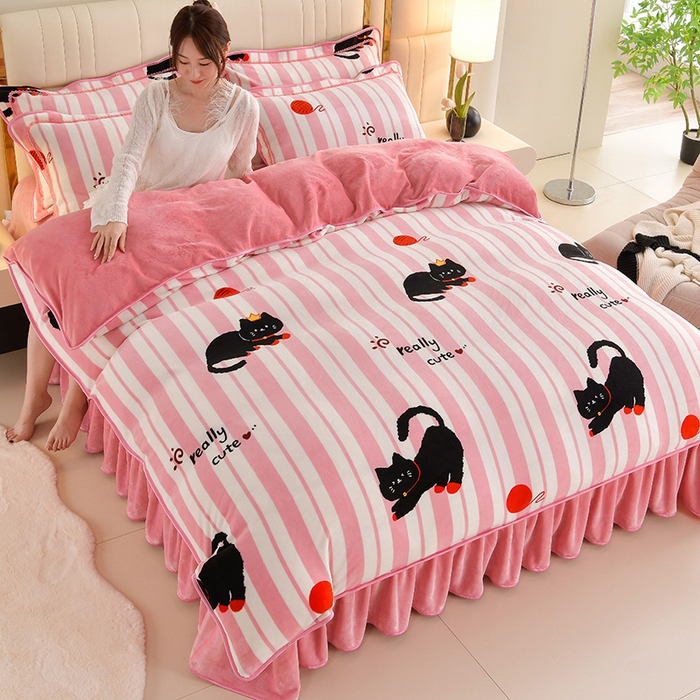 91家纺网 家纺一手货源 找家纺 绘萱2025新品爆款8斤包边印花牛奶绒四件套床裙款法莱绒金貂貂狐 顽皮猫