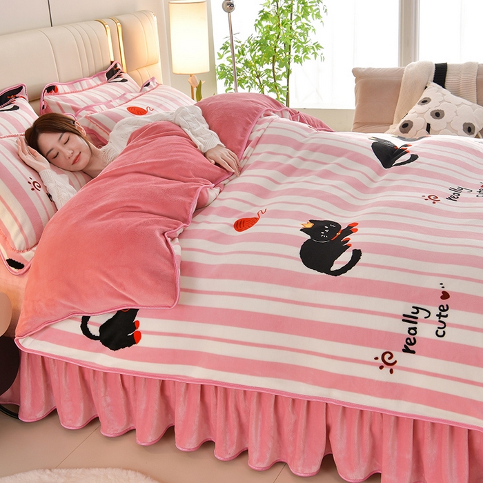 91家纺网 家纺一手货源 找家纺 绘萱2025新品爆款8斤包边印花牛奶绒四件套床裙款法莱绒金貂貂狐 顽皮猫