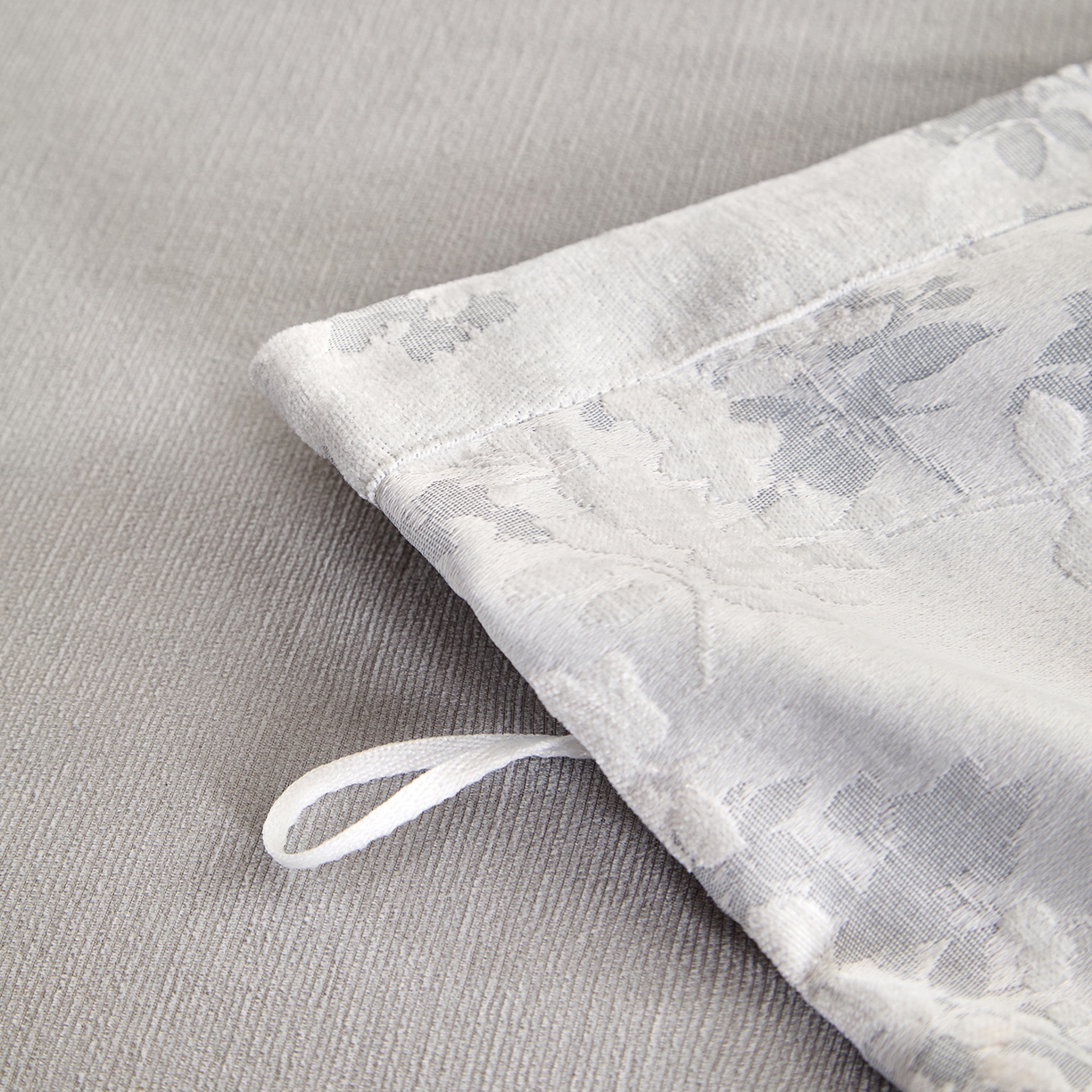 91家纺网 家纺一手货源 找家纺 润肤居 2025新款雪尼尔棉绒大提花四件套 樱花雨梦-兰灰