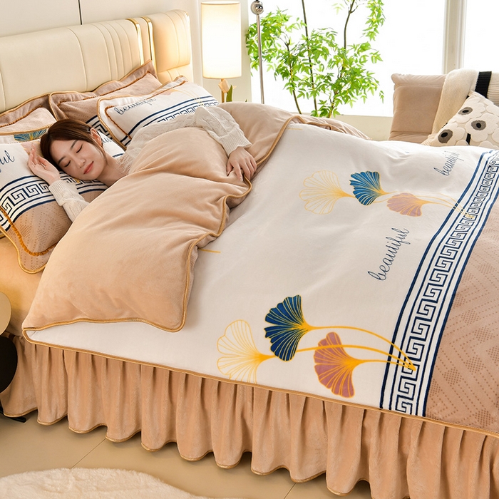 91家纺网 家纺一手货源 找家纺 绘萱2025新品爆款8斤包边印花牛奶绒四件套床裙款法莱绒金貂貂狐 杏运-卡其