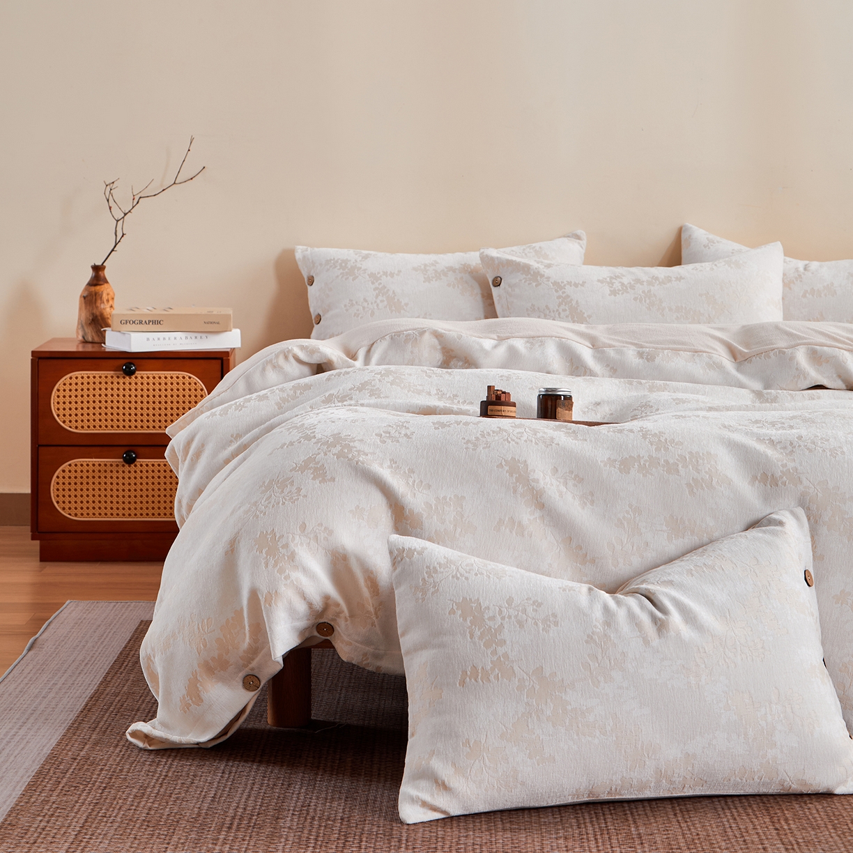 91家纺网 家纺一手货源 找家纺 润肤居 2025新款雪尼尔棉绒大提花四件套 樱花雨梦-小麦色