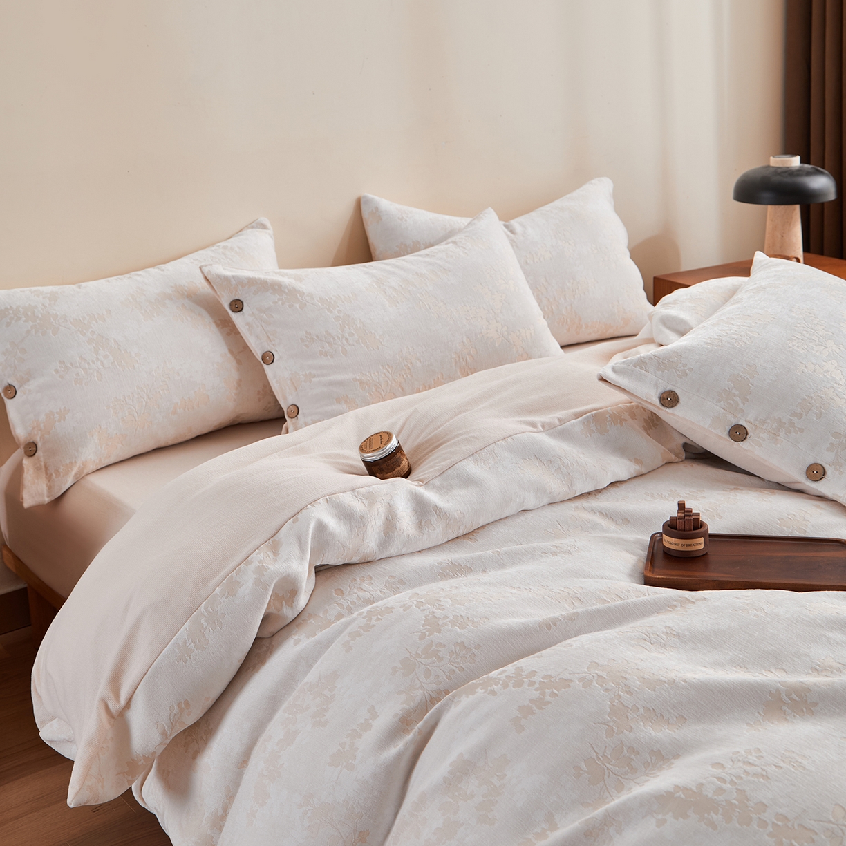 91家纺网 家纺一手货源 找家纺 润肤居 2025新款雪尼尔棉绒大提花四件套 樱花雨梦-小麦色