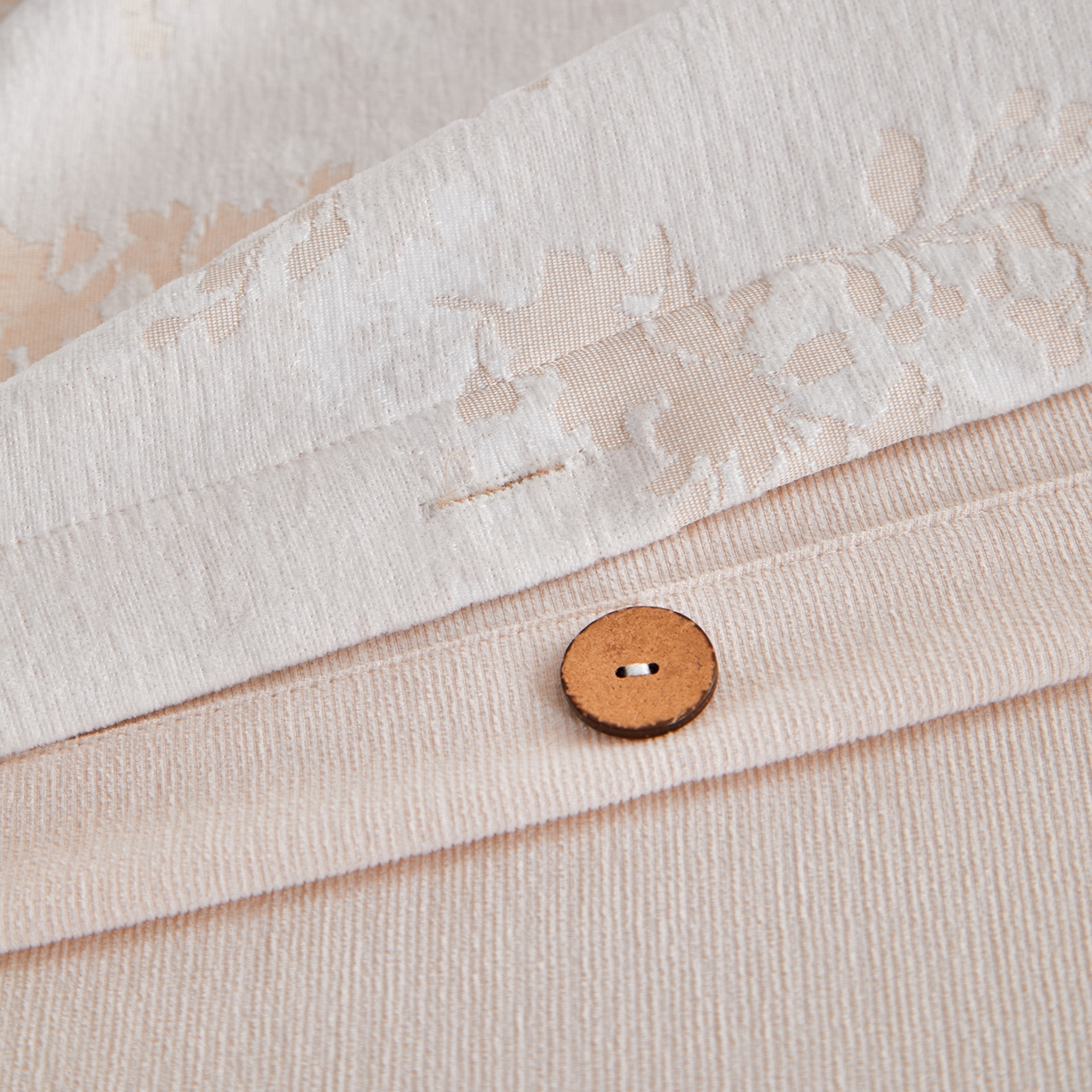 91家纺网 家纺一手货源 找家纺 润肤居 2025新款雪尼尔棉绒大提花四件套 樱花雨梦-小麦色