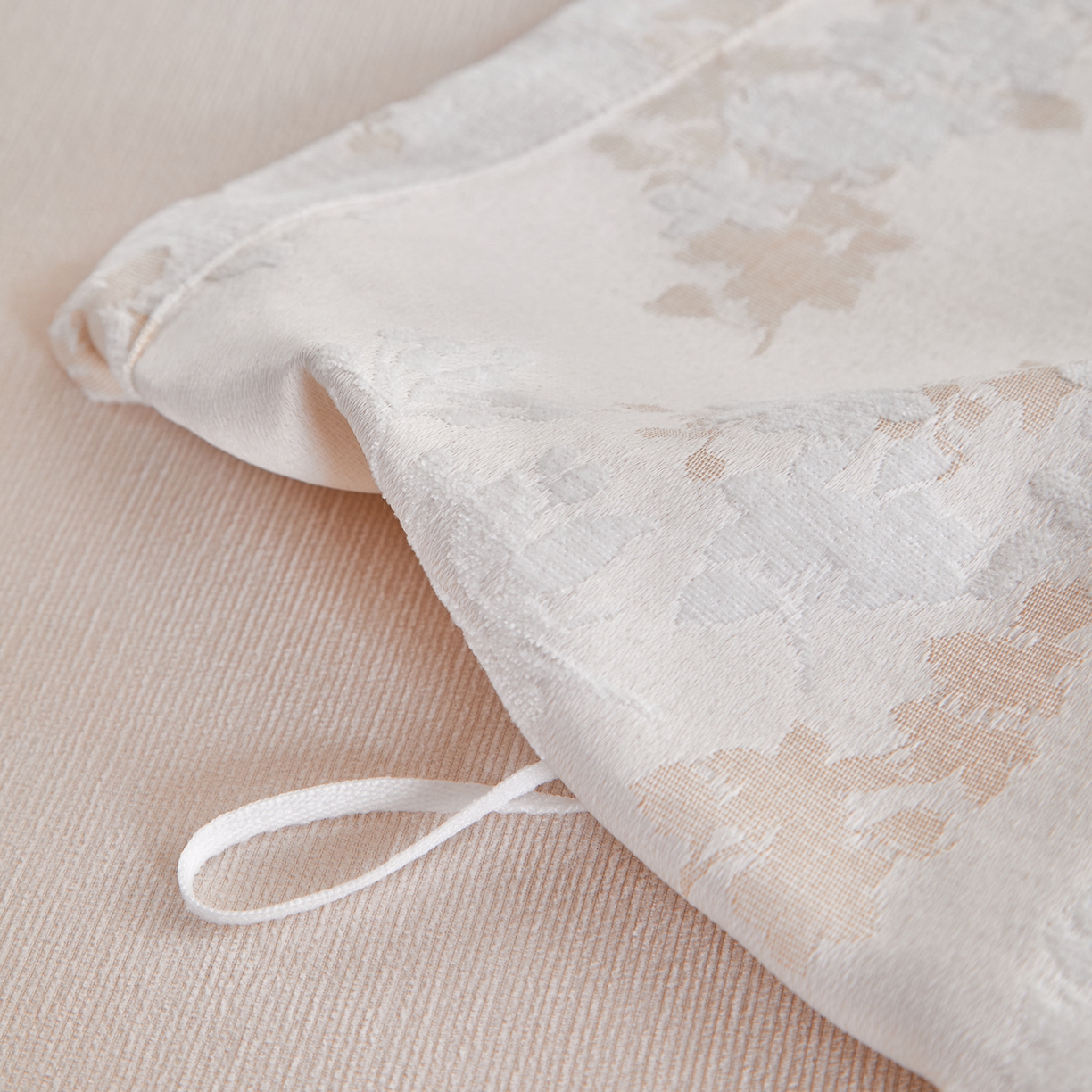 91家纺网 家纺一手货源 找家纺 润肤居 2025新款雪尼尔棉绒大提花四件套 樱花雨梦-小麦色