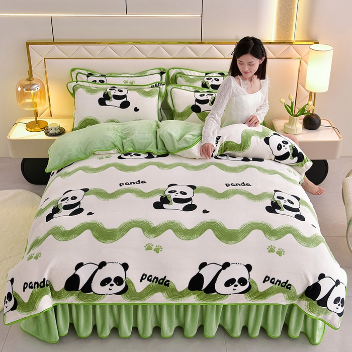 91家纺网 家纺一手货源 找家纺 绘萱2025新品爆款8斤包边印花牛奶绒四件套床裙款法莱绒金貂貂狐 熊猫抱竹