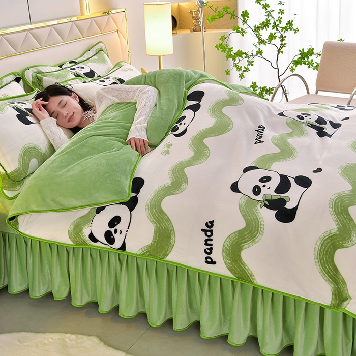 91家纺网 家纺一手货源 找家纺 绘萱2025新品爆款8斤包边印花牛奶绒四件套床裙款法莱绒金貂貂狐 熊猫抱竹