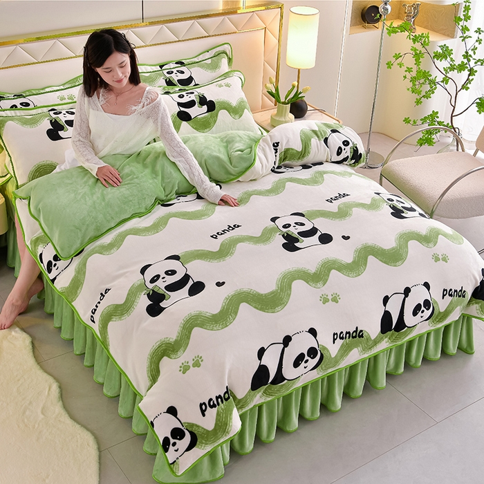 91家纺网 家纺一手货源 找家纺 绘萱2025新品爆款8斤包边印花牛奶绒四件套床裙款法莱绒金貂貂狐 熊猫抱竹