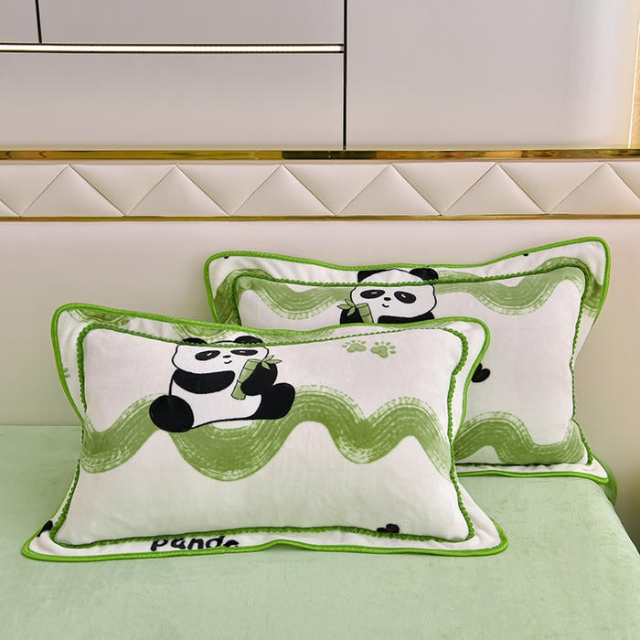 91家纺网 家纺一手货源 找家纺 绘萱2025新品爆款8斤包边印花牛奶绒四件套床裙款法莱绒金貂貂狐 熊猫抱竹