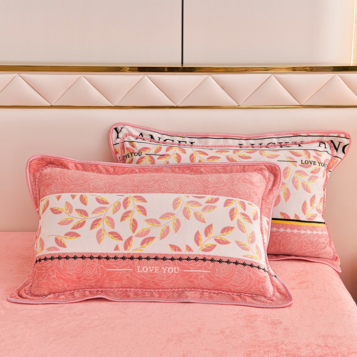 91家纺网 家纺一手货源 找家纺 绘萱2025新品爆款8斤包边印花牛奶绒四件套床裙款法莱绒金貂貂狐 叶语浪漫-粉