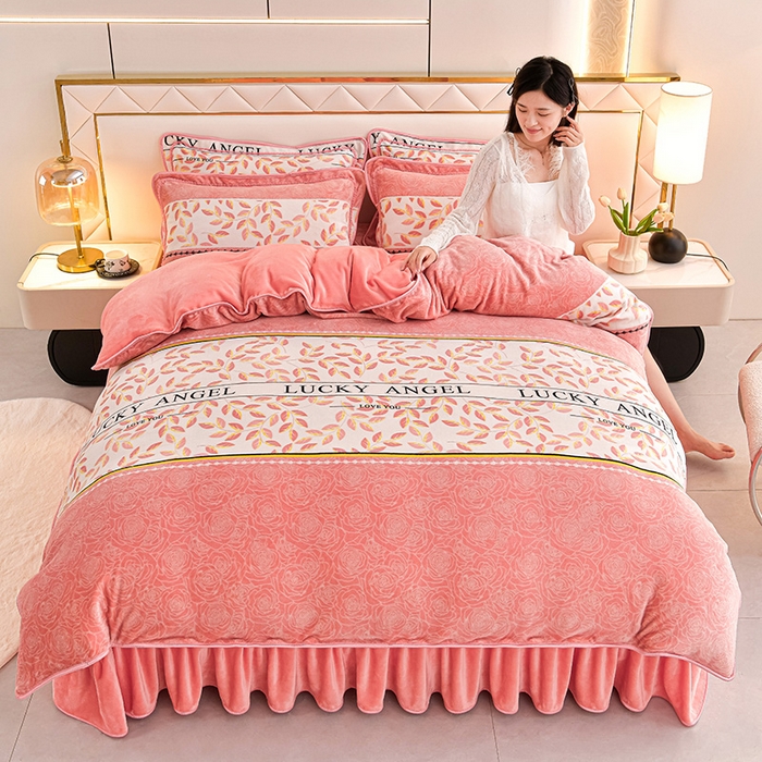 91家纺网 家纺一手货源 找家纺 绘萱2025新品爆款8斤包边印花牛奶绒四件套床裙款法莱绒金貂貂狐 叶语浪漫-粉