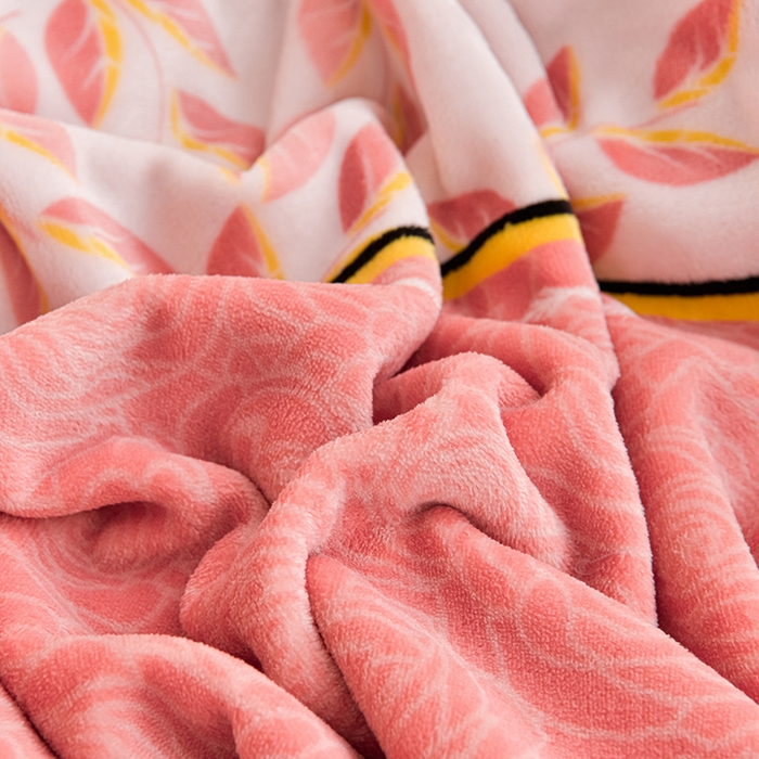 91家纺网 家纺一手货源 找家纺 绘萱2025新品爆款8斤包边印花牛奶绒四件套床裙款法莱绒金貂貂狐 叶语浪漫-粉