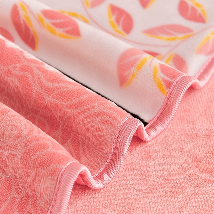 91家纺网 家纺一手货源 找家纺 绘萱2025新品爆款8斤包边印花牛奶绒四件套床裙款法莱绒金貂貂狐 叶语浪漫-粉