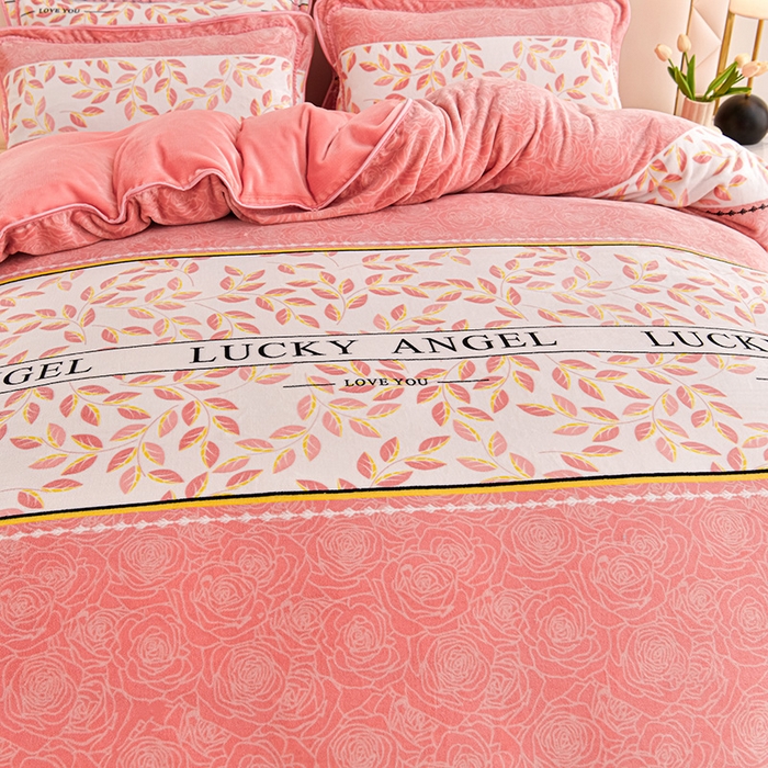 91家纺网 家纺一手货源 找家纺 绘萱2025新品爆款8斤包边印花牛奶绒四件套床裙款法莱绒金貂貂狐 叶语浪漫-粉